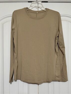 Lululemon Ever Ready Long Sleeve Color
Trench Estimated Size 8/10